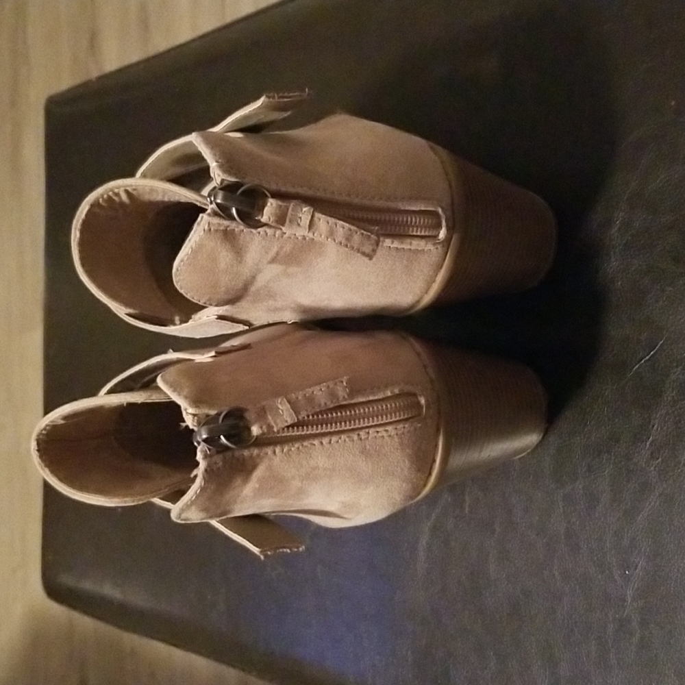 Tan boots - Picture 3 of 8